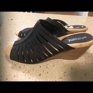 Preowned black Whitemt sandal size 7 NWOT
